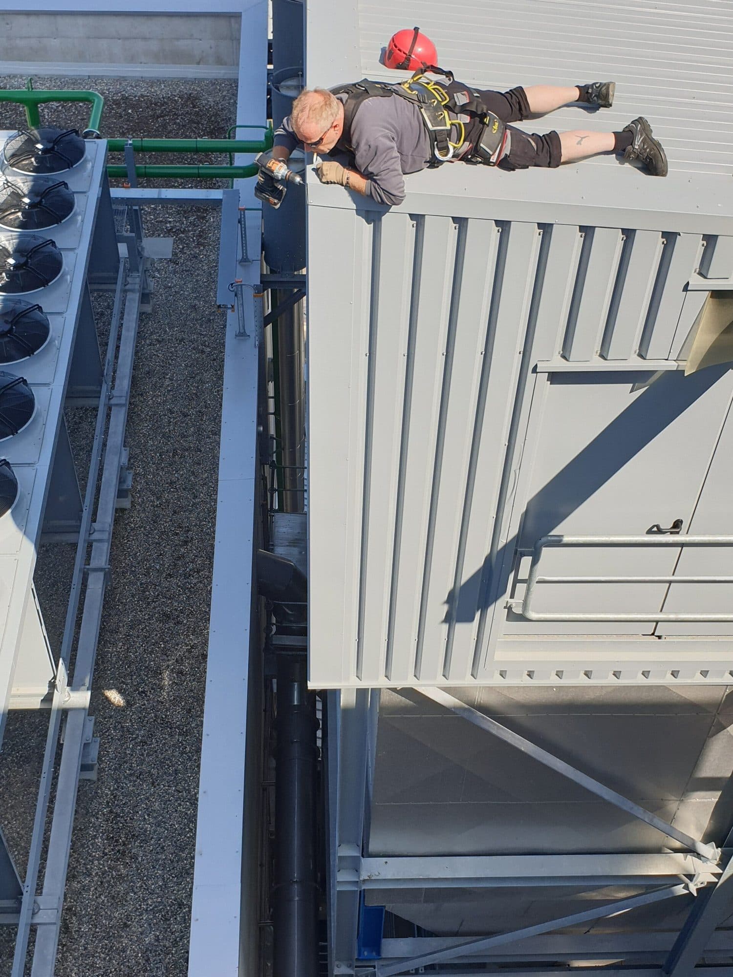Mitarbeiter von RS Construction gesichert am Dachrand